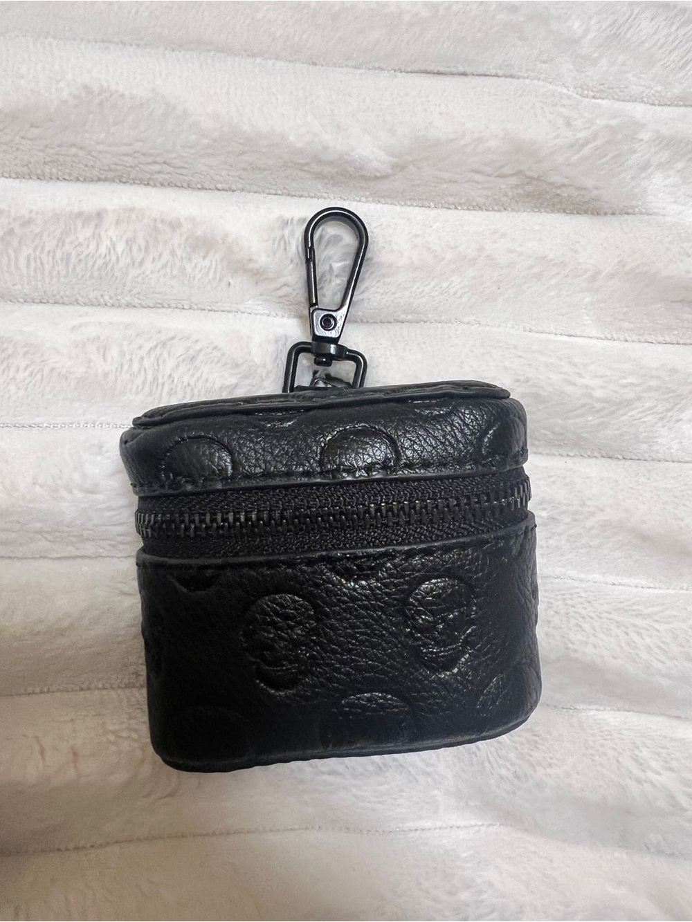 Betsey Johnson Skull Crossbody Bag with Removable Strap & mini coin pouch - Picture 4 of 12